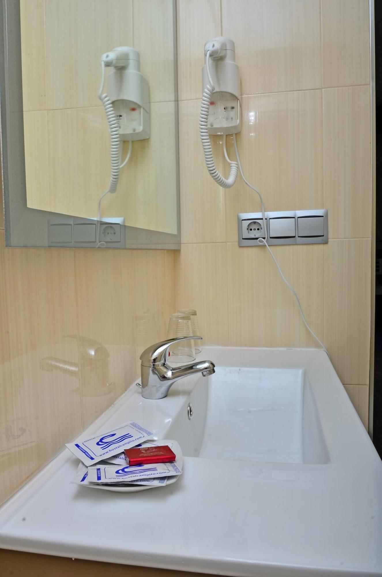 קוניל דה לה פרונטרה Hostal Campito חדר תמונה